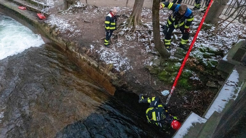 Brett entfernt, Welle kaputt: Die Münchner Berufsfeuerwehr hat die über Weihnachten ohne Genehmigung im Eisbach angebrachte Rampe abmontiert. | Bild: dpa-Bildfunk/Peter Kneffel Brett entfernt, Welle kaputt: Die Münchner Berufsfeuerwehr hat die über Weihnachten ohne Genehmigung im Eisbach angebrachte Rampe abmontiert.