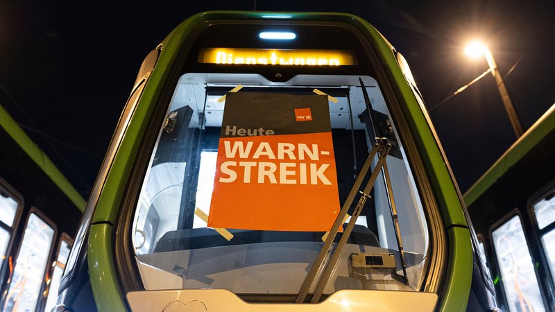 Nach den Flughäfen bestreikt die Gewerkschaft Verdi an diesem Freitag den ÖPNV | Bild: pa/dpa/Michael Matthey Nach den Flughäfen bestreikt die Gewerkschaft Verdi an diesem Freitag den ÖPNV