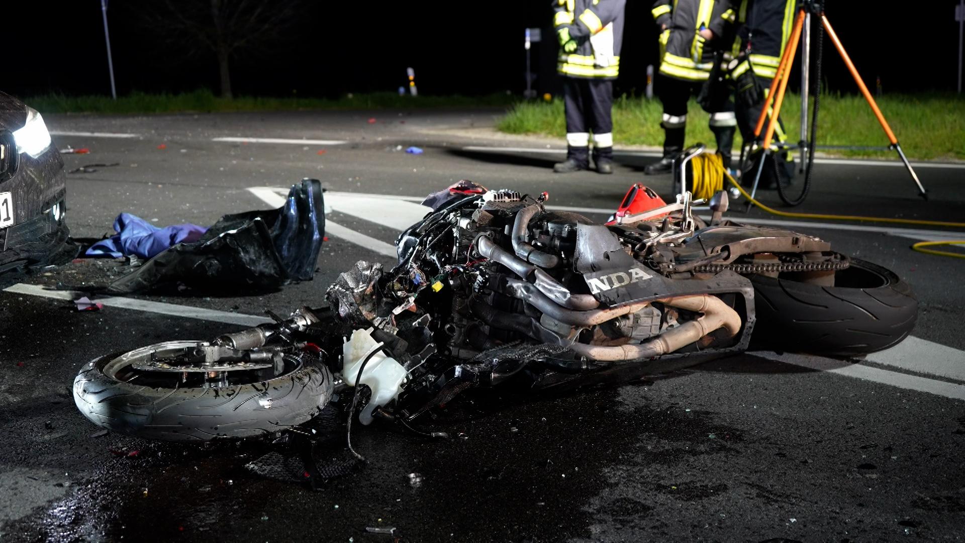 Beim Abbiegen übersehen? Motorradfahrer tödlich verletzt.