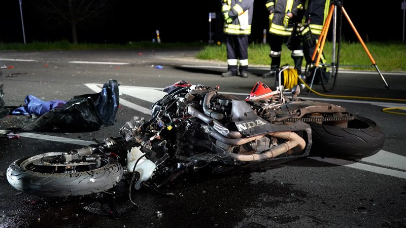 Beim Abbiegen übersehen? Motorradfahrer tödlich verletzt. | Bild: BR Beim Abbiegen übersehen? Motorradfahrer tödlich verletzt.