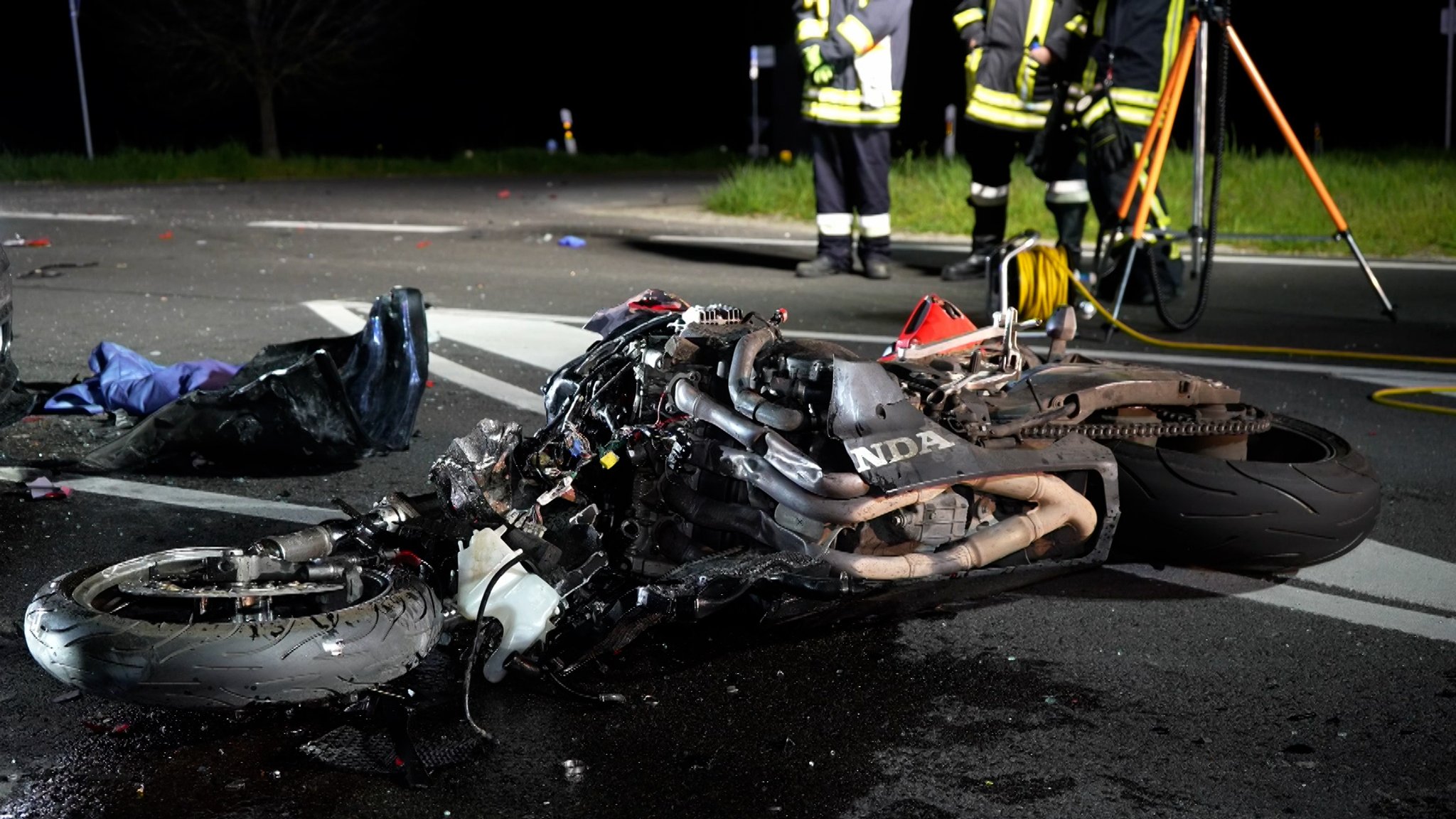 Beim Abbiegen übersehen? Motorradfahrer tödlich verletzt