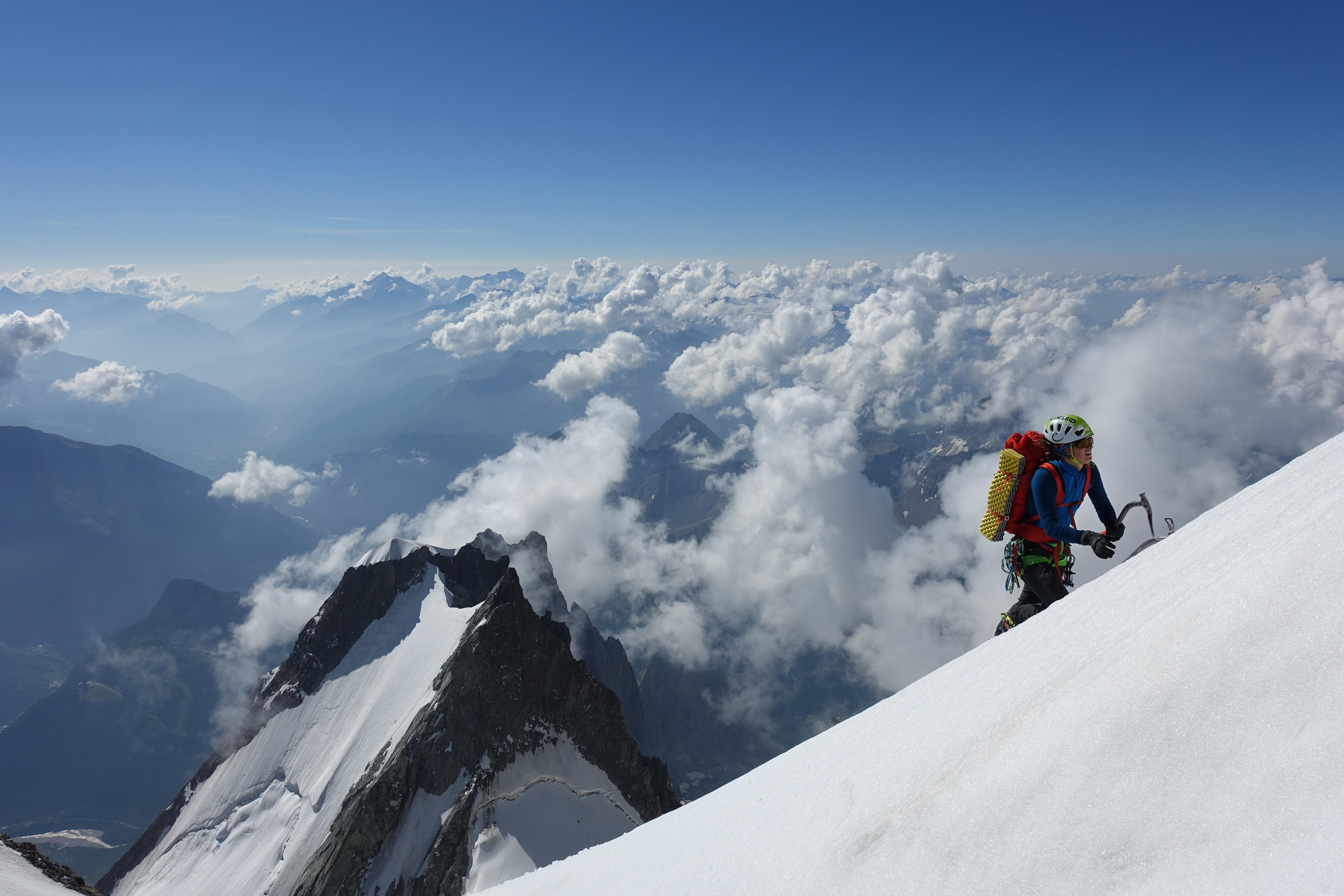 Raphaela Haug auf dem Weg zur 4112 Meter hohen Aiguille Blanche de Peuterey in der Mont-Blanc-Gruppe in Italien.