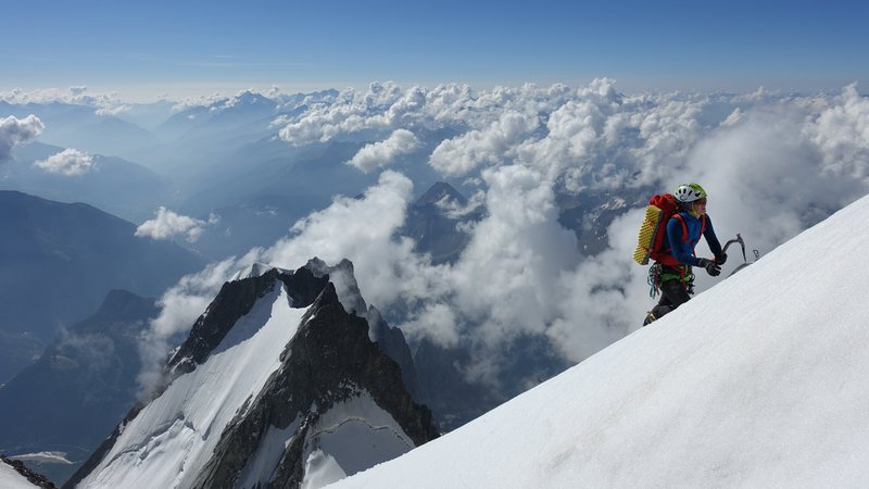 Raphaela Haug auf dem Weg zur 4112 Meter hohen Aiguille Blanche de Peuterey in der Mont-Blanc-Gruppe in Italien. | Bild: Raphaela Haug Raphaela Haug auf dem Weg zur 4112 Meter hohen Aiguille Blanche de Peuterey in der Mont-Blanc-Gruppe in Italien.