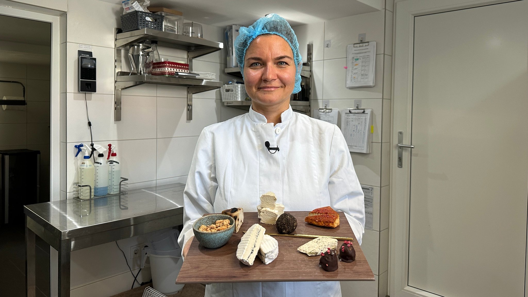 Guci in ihrer veganen Käsemanufaktur "Nucleus" in Mering.