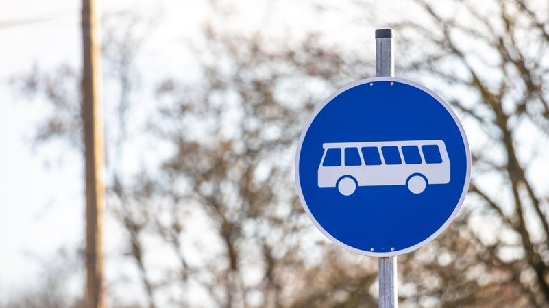 Ein Schild, auf dem ein Bus abgebildet ist. | Bild: BR/Markus Konvalin Ein Schild, auf dem ein Bus abgebildet ist.