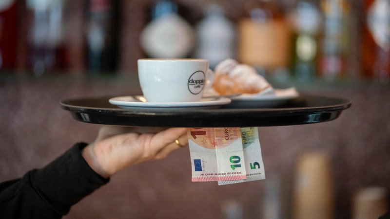 Eine Hand mit Tablette und Geldscheinen | Bild: picture alliance / epd-bild|Tim Wegner Eine Hand mit Tablette und Geldscheinen