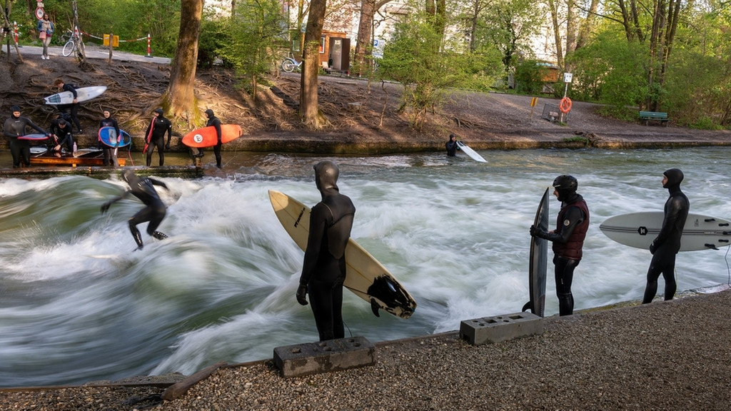 Surfer auf der Eisbachwelle in München