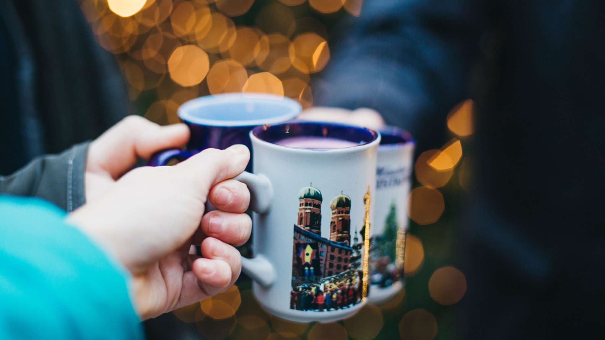 Heißer Glühwein am Christkindlmarkt am Marienplatz in München