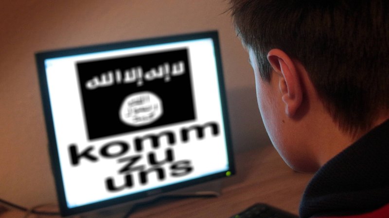 Jugendlicher sitzt vor PC-Bildschirm mit IS-Logo. (Symbolbild) | Bild: pa/dpa/Ralph Peters Jugendlicher sitzt vor PC-Bildschirm mit IS-Logo. (Symbolbild)