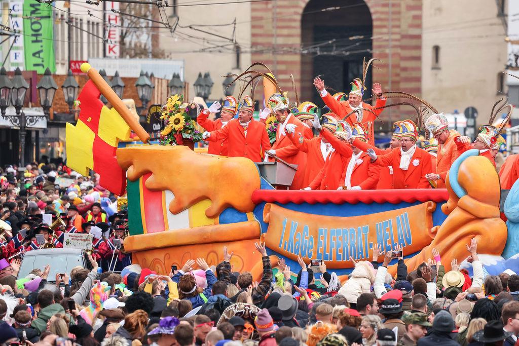11.02.2024, Bayern, Würzburg: Der Elferrat der Karnevalsgesellschaft Würzburg wirft Süßwaren in Richtung Zuschauer beim Faschingsumzug. Franken gilt bayernweit als Fastnachtshochburg, in Würzburg säumten 60.000 Zuschauer die Straßen. Foto: Daniel Löb/dpa +++ dpa-Bildfunk +++