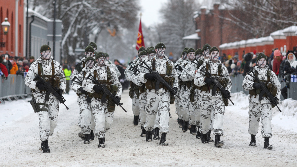 Finnische Soldaten bei einer Parade