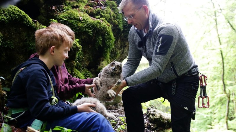 Alexander Brehm übergibt den Jungs die Küken. | Bild: BR/Isabel Pogner Alexander Brehm übergibt den Jungs die Küken.