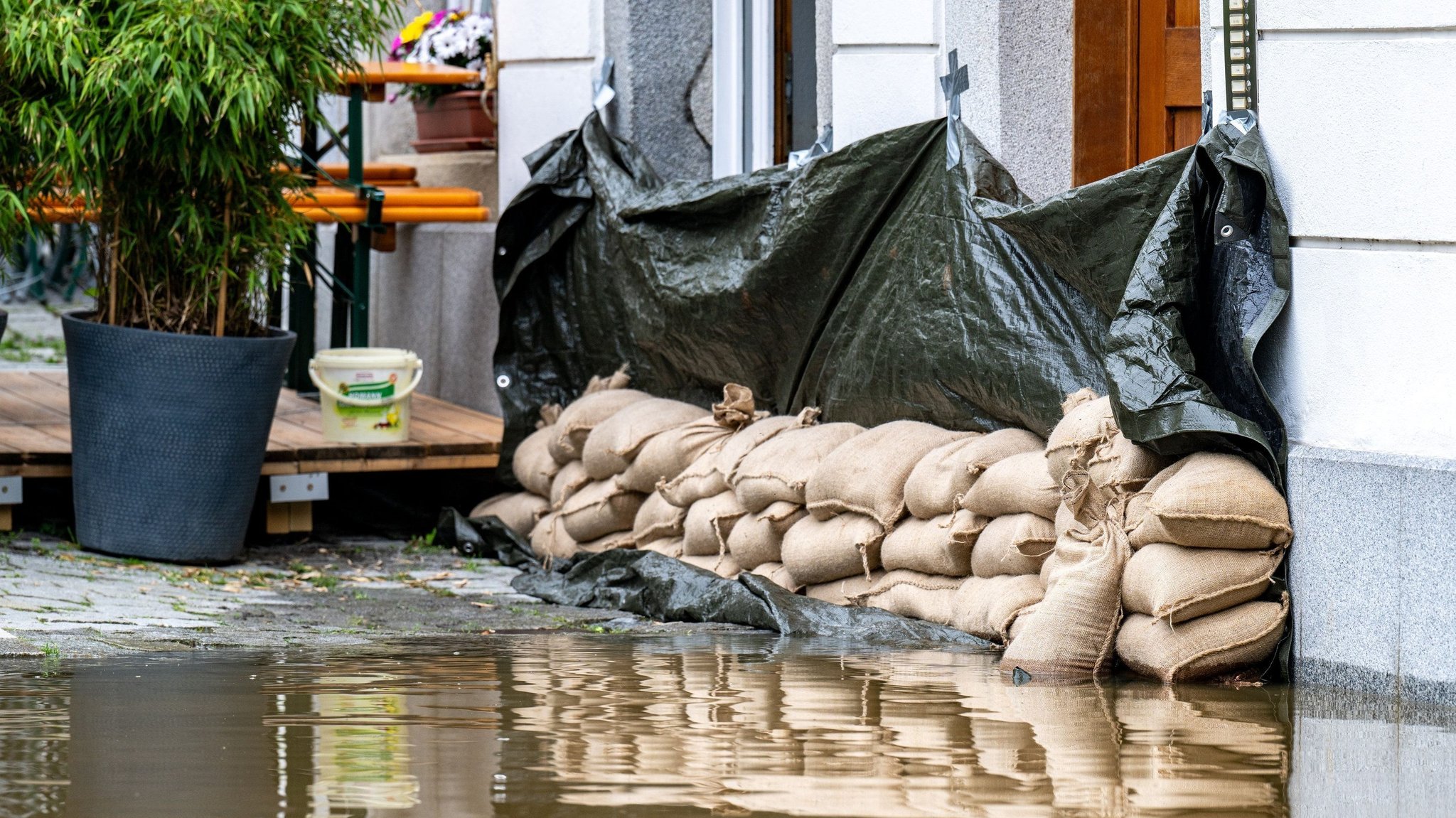 Hochwasser-Geschädigte haben sich teilweise vergeblich um eine Versicherung bemüht, die in solchen Fällen zahlt. FDP und Versicherer sind gegen eine Pflichtversicherung, die Länder dafür. Jetzt schaltet sich der Kanzler ein.