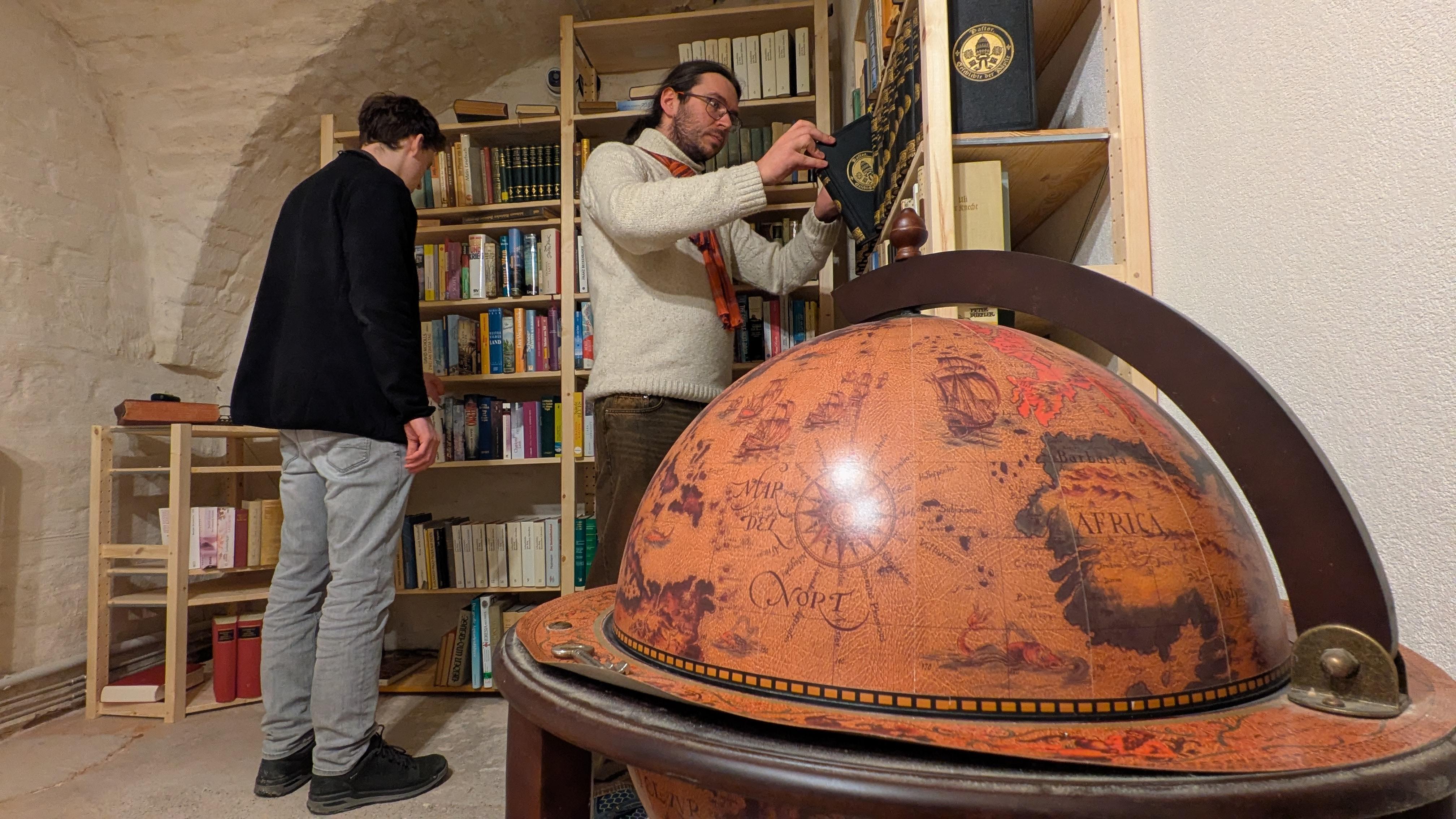 Frater Kilian und Pater Franziskus bereiten den Raum für die nächste Gruppe vor