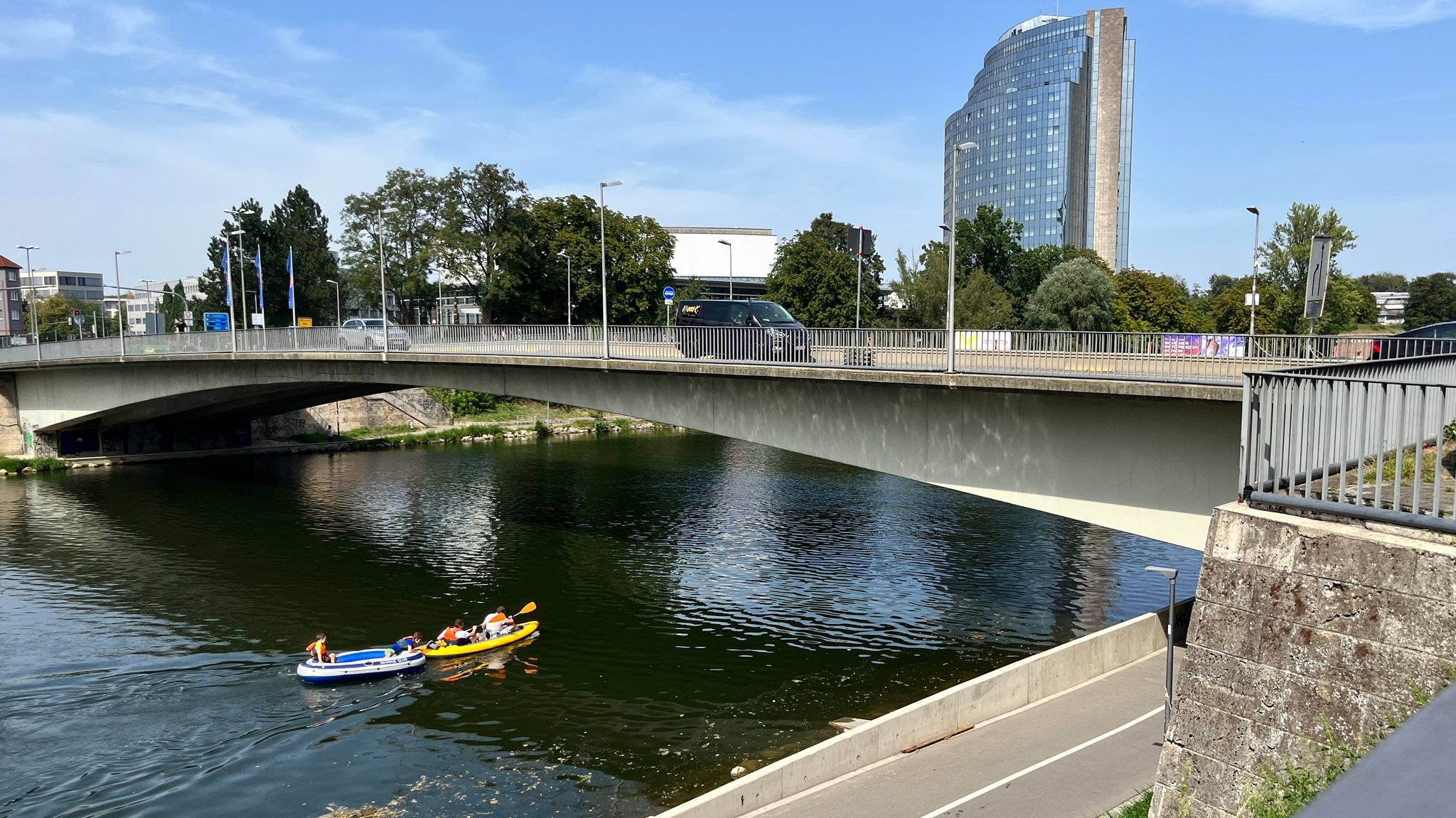 Zwei Kajaks fahren auf der Donau unter der Gänstorbrücke bei Neu-Ulm durch. 