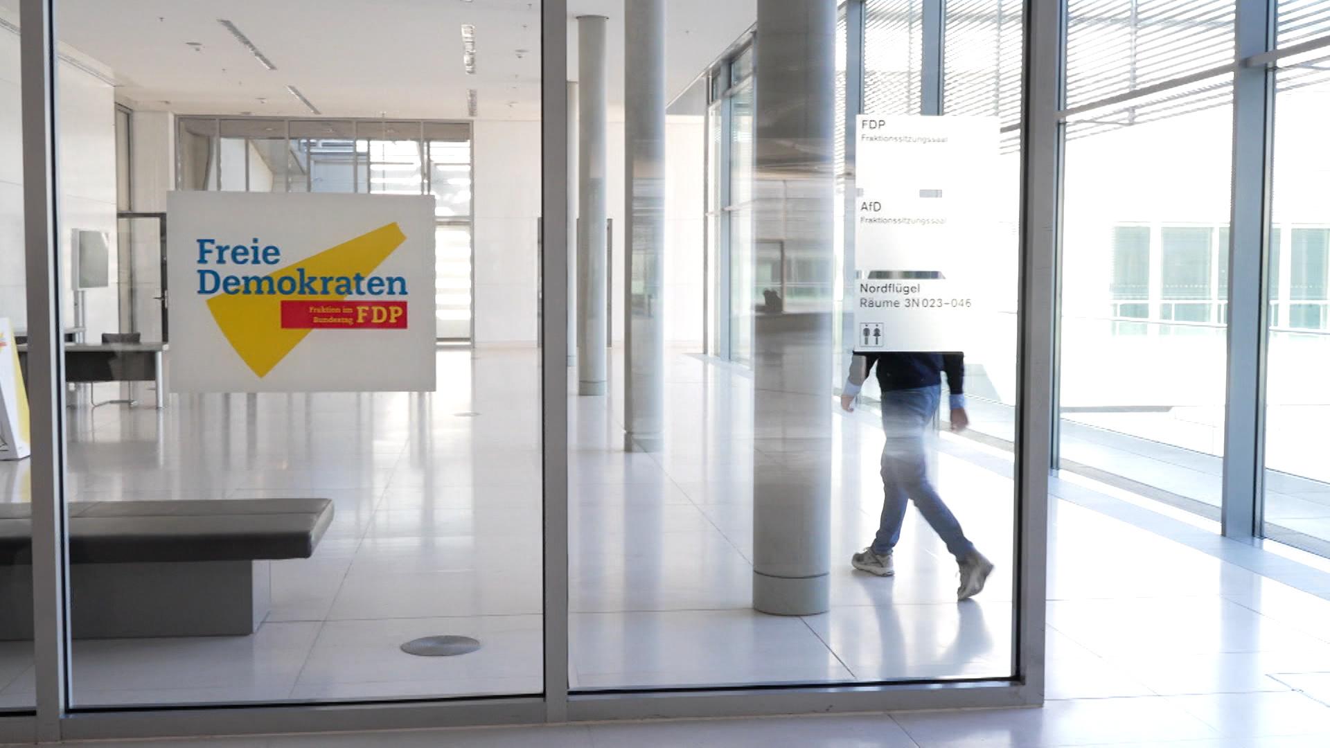 Noch liest man im Bundestag den Namen FDP. Doch im neuen Parlament sitzen die Liberalen nicht mehr. Abgeordnete räumen ihre Büros.