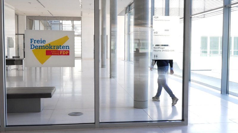 Noch liest man im Bundestag den Namen FDP. Doch im neuen Parlament sitzen die Liberalen nicht mehr. Abgeordnete räumen ihre Büros. | Bild: Bayerischer Rundfunk 2025 Noch liest man im Bundestag den Namen FDP. Doch im neuen Parlament sitzen die Liberalen nicht mehr. Abgeordnete räumen ihre Büros.
