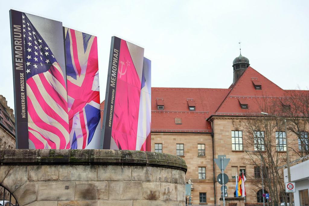 tehlen des Memorium Nürnberger Prozesse stehen vor dem Nürnberger Justizgebäude. Im Saal 600 des Justizgebäudes fand vom 20. November 1945 bis zum 1. Oktober 1946 der «Hauptkriegsverbrecherprozess» des Internationalen Militärgerichtshof gegen führende Vertreter des nationalsozialistischen Regimes statt. Foto: Daniel Löb/dpa +++ dpa-Bildfunk +++