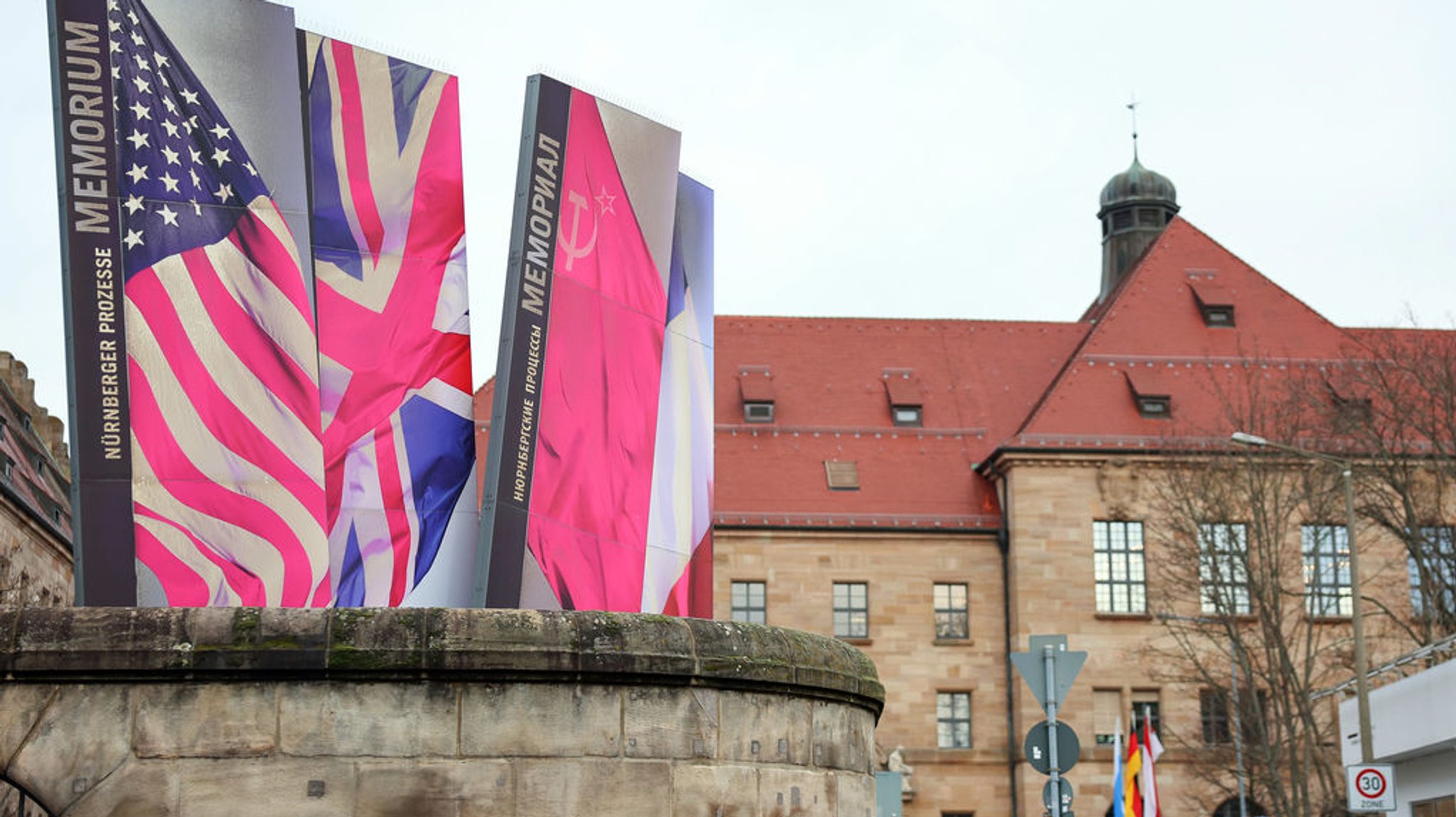 tehlen des Memorium Nürnberger Prozesse stehen vor dem Nürnberger Justizgebäude. Im Saal 600 des Justizgebäudes fand vom 20. November 1945 bis zum 1. Oktober 1946 der «Hauptkriegsverbrecherprozess» des Internationalen Militärgerichtshof gegen führende Vertreter des nationalsozialistischen Regimes statt. Foto: Daniel Löb/dpa +++ dpa-Bildfunk +++