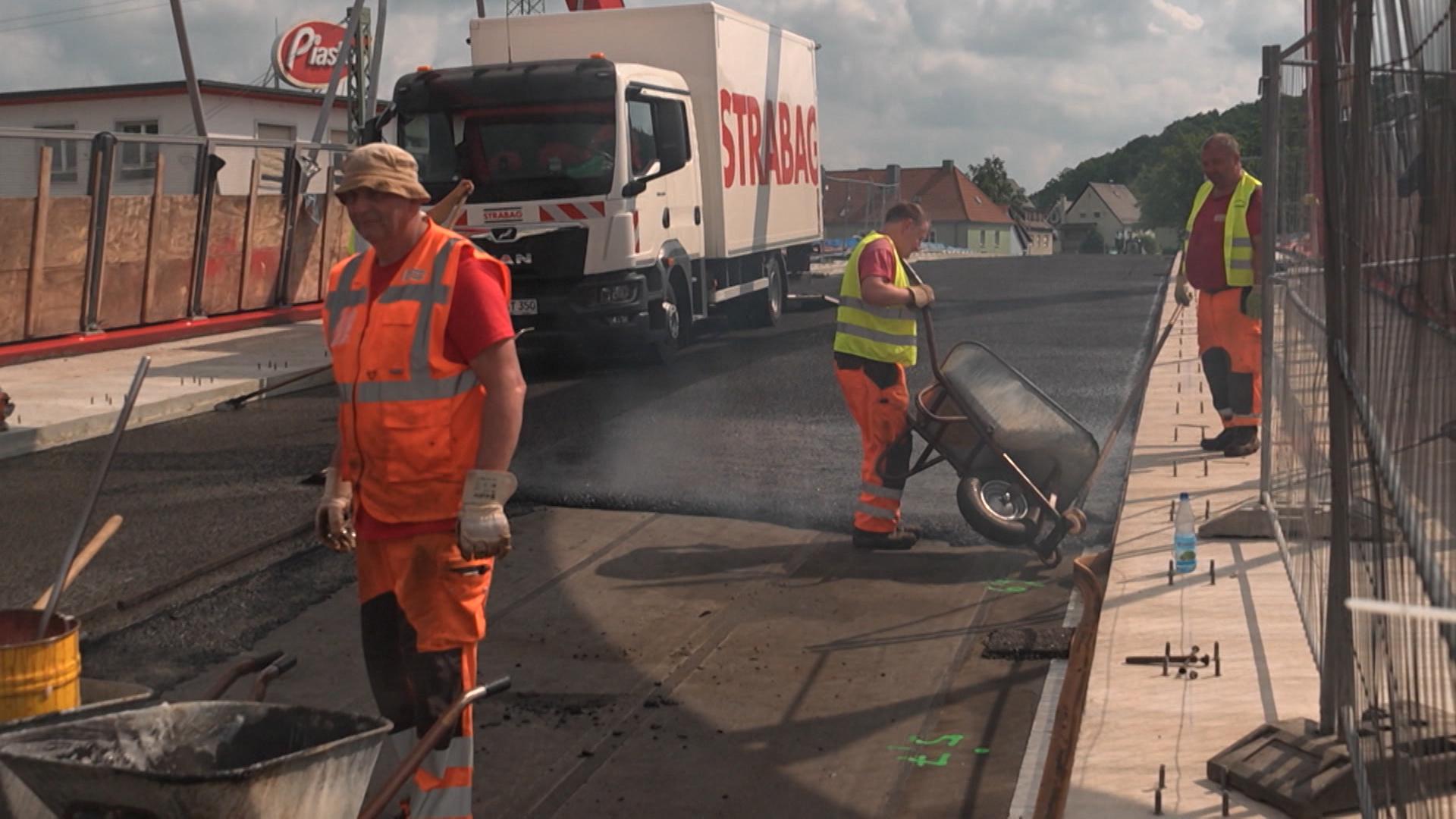 Bauarbeiter auf einer Baustelle.