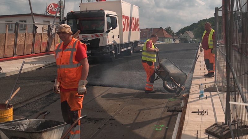Bauarbeiter auf einer Baustelle. | Bild: Bayerischer Rundfunk 2025 Bauarbeiter auf einer Baustelle.