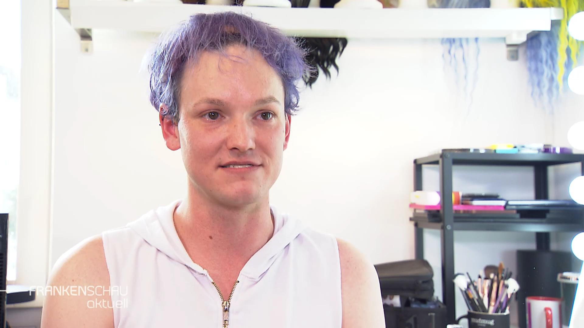 Die nichtbinäre Person David Spectra Jeldrik Blackwell.