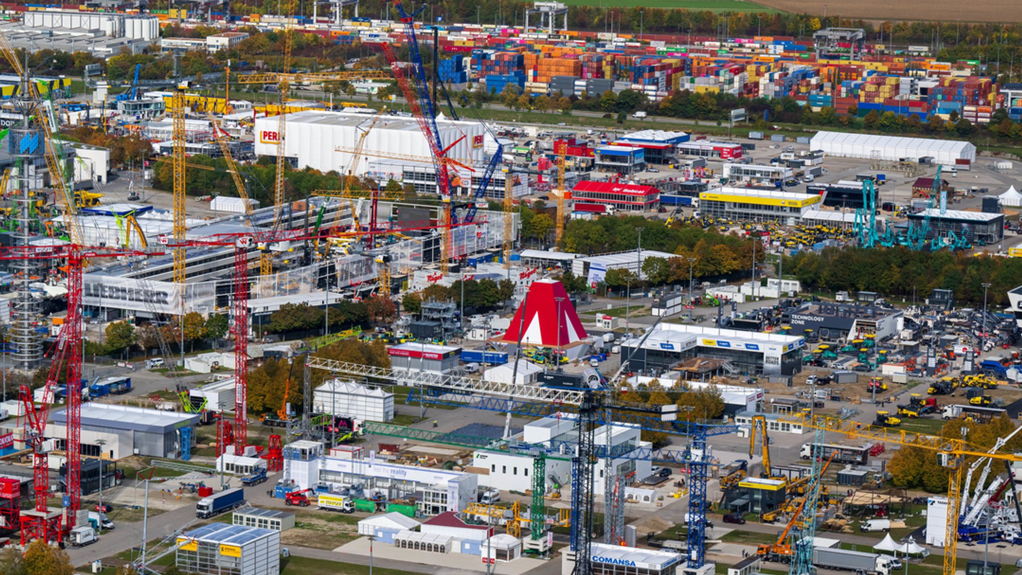 München: Auf dem Außengelände der Messe München-Riem findet der Aufbau der Bauma, der Weltleitmesse für Baumaschinen, statt.