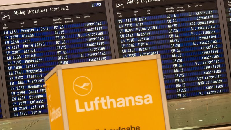 Anzeigentafeln zeigen „cancelled“ für gestrichen am Flughafen München an. Wegen des Verdi-Warnstreiks hat die Lufthansa für Mittwoch nahezu ihren kompletten Flugplan abgesagt.
