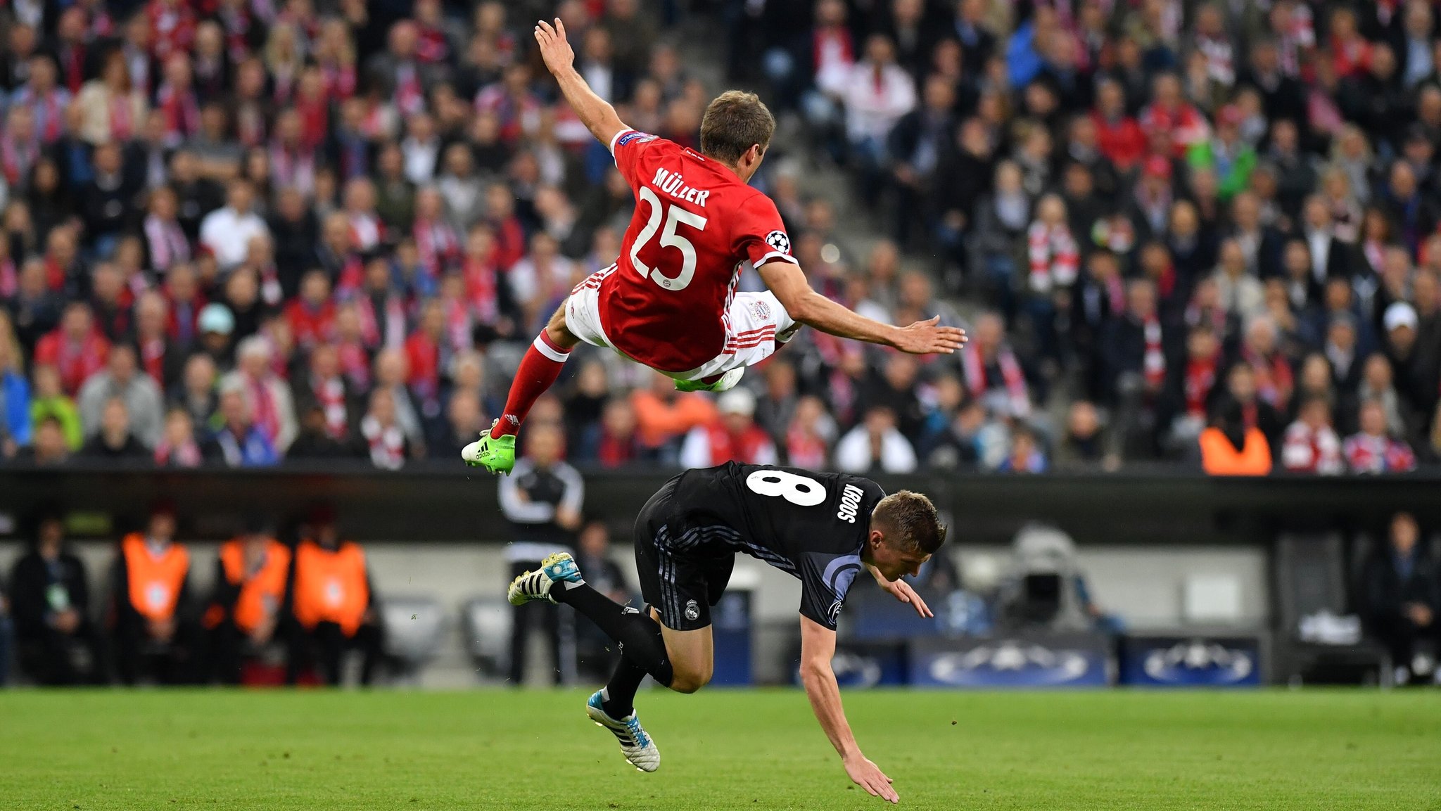 Thomas Müller (oben) und Toni Kroos (unten) im Duell (Archiv: 2017)