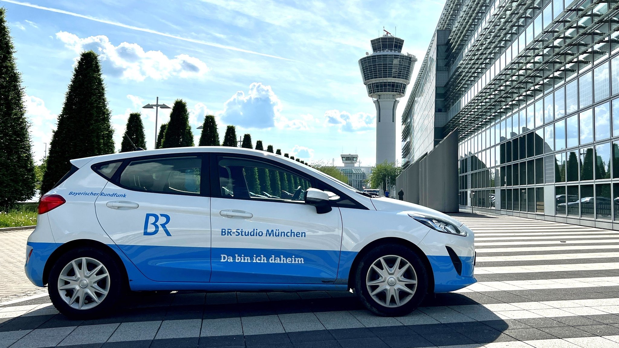 Das Auto des BR-Studio München am Münchner Flughafen