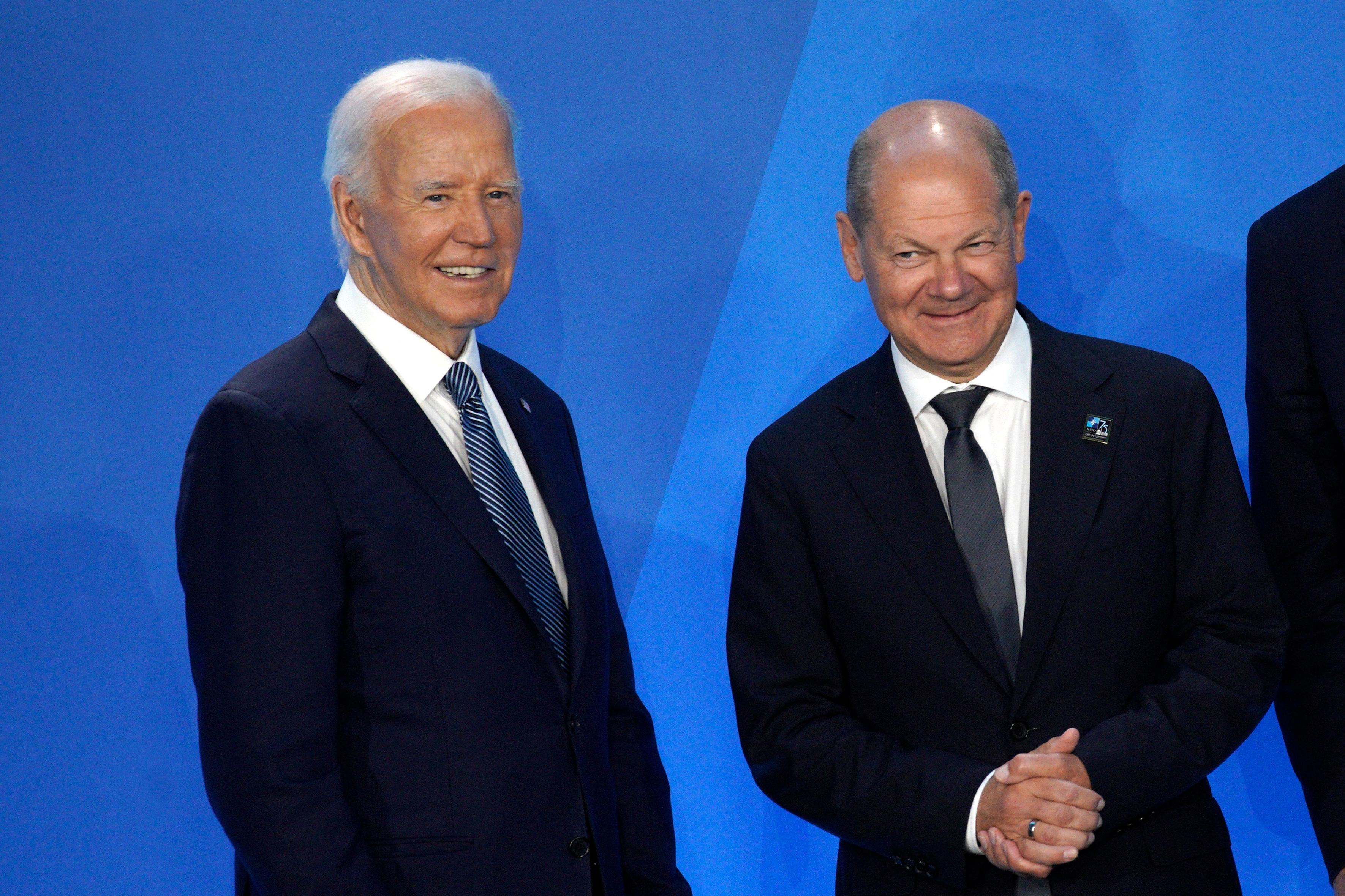 Archivbild: Joe Biden (l.) mit Olaf Scholz
