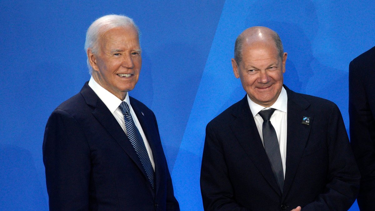 Archivbild: Joe Biden (l.) mit Olaf Scholz
