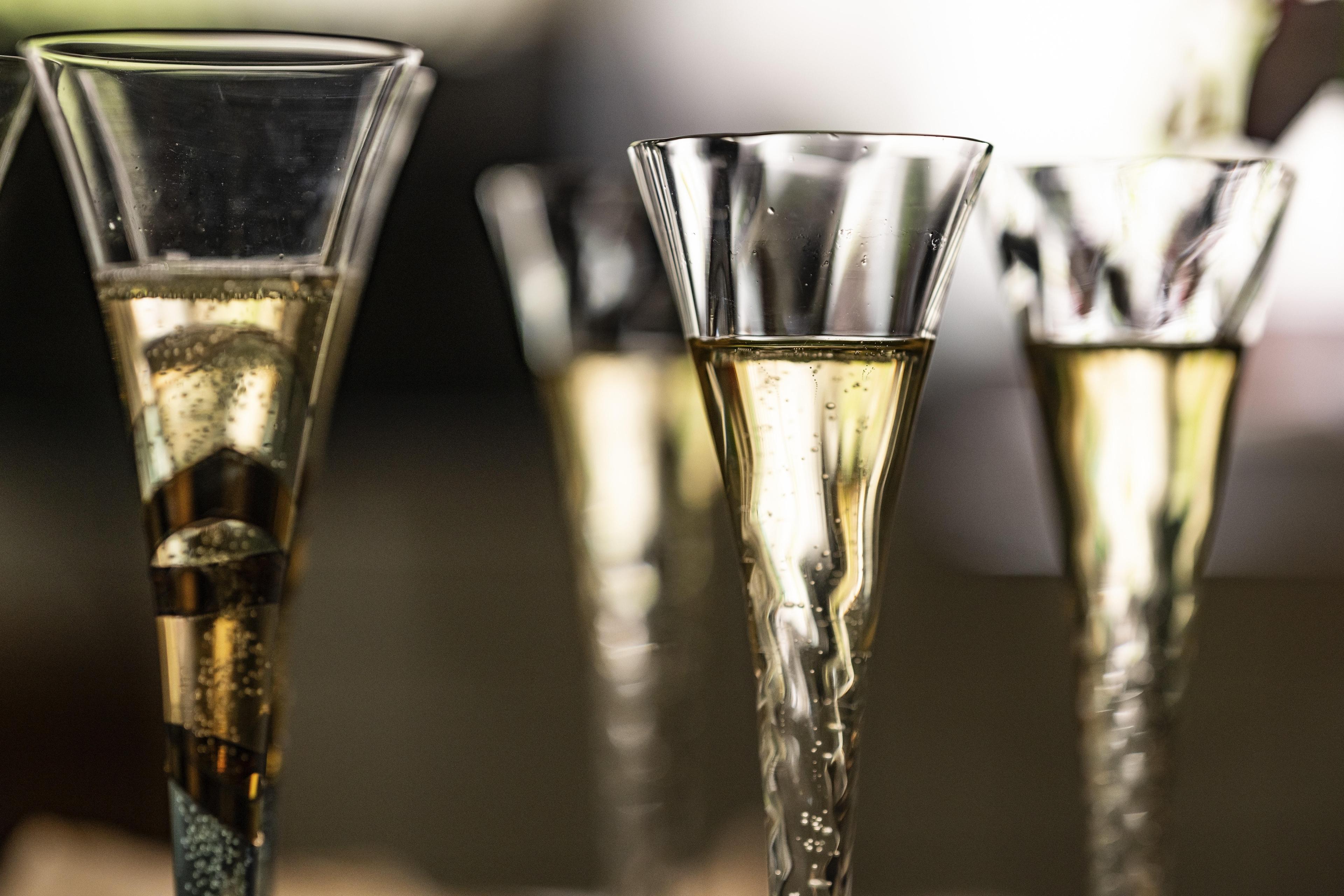 Champagnergläser im Gegenlicht