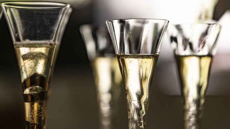 Champagnergläser im Gegenlicht | Bild: picture alliance / imageBROKER / Olaf Krüger Champagnergläser im Gegenlicht