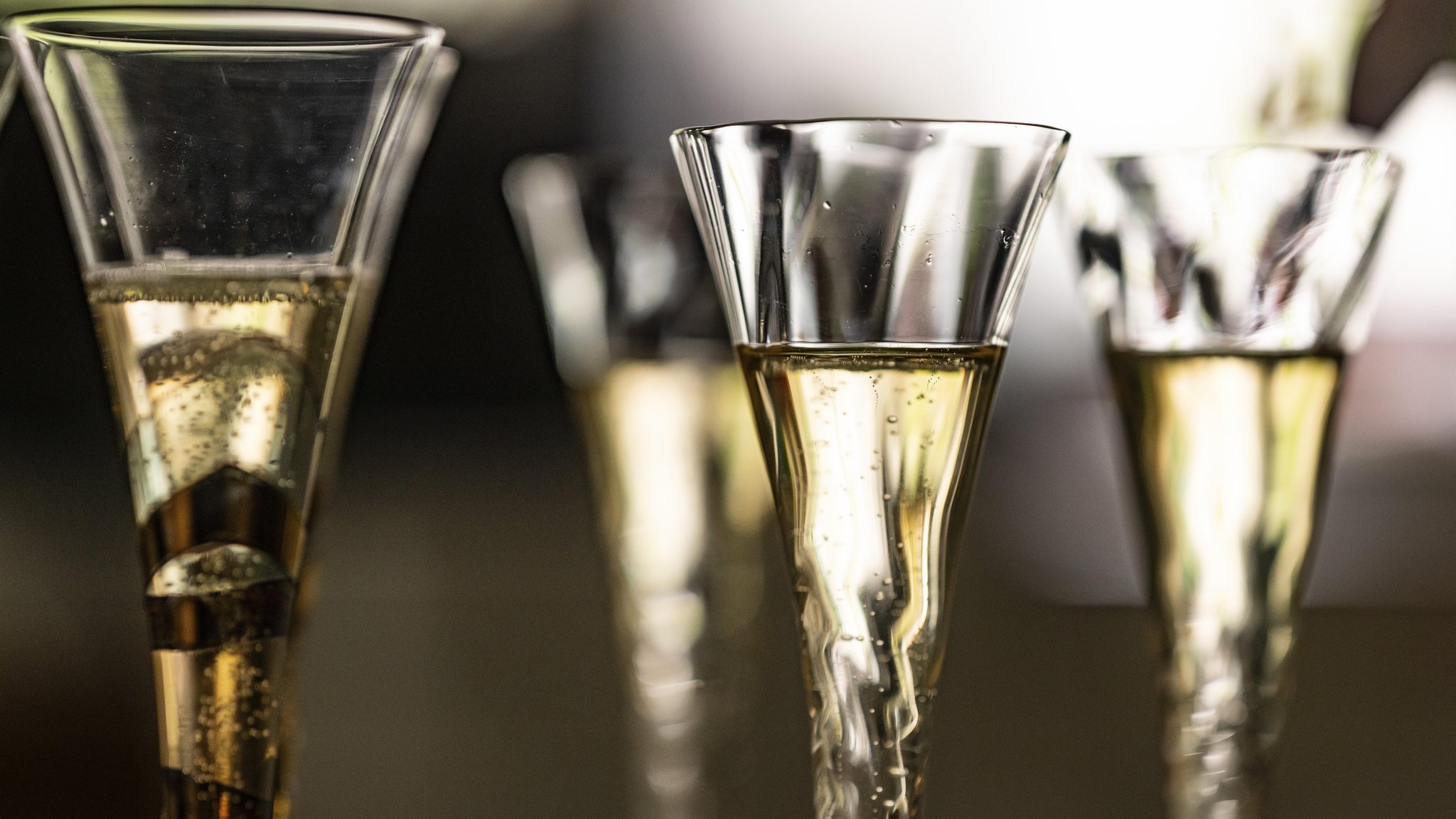 Champagnergläser im Gegenlicht | Bild: picture alliance / imageBROKER / Olaf Krüger Champagnergläser im Gegenlicht