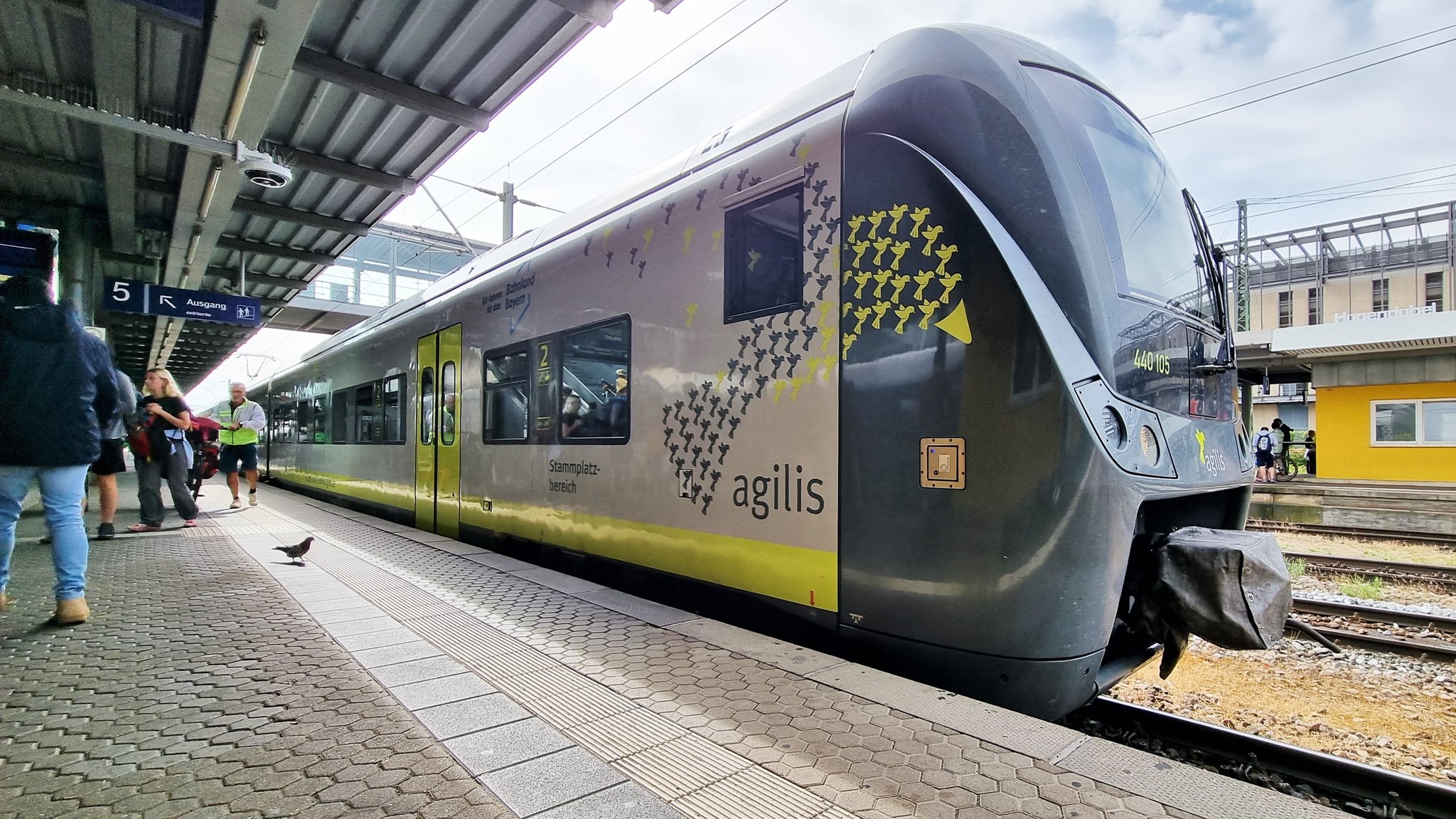 Ein Agilis-Zug der im Hauptbahnhof Regensburg steht.