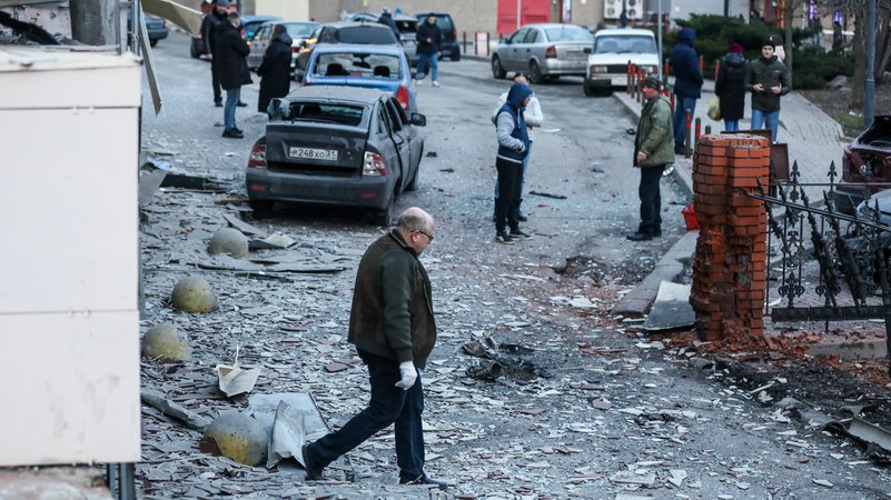 Nach dem Raketenangriff auf Belgorod liegen Trümmerteile verstreut auf den Straßen.