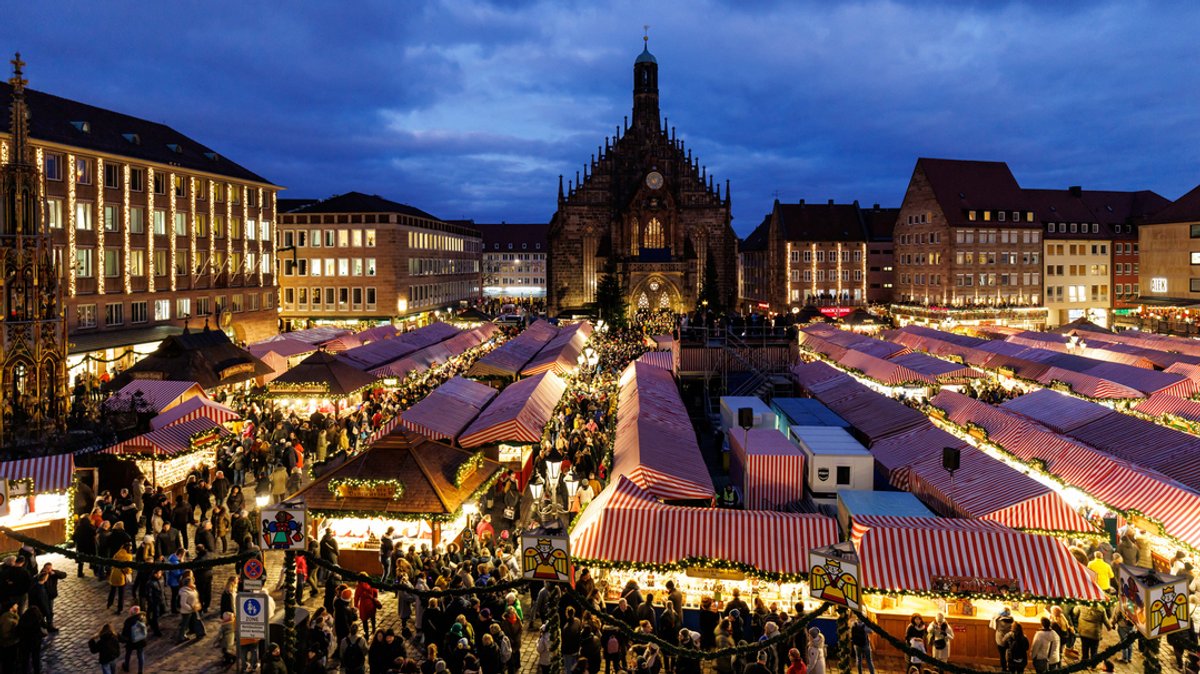 Der Nürnberger Christkindlesmarkt (hier 2024) zählt zu den bekanntesten Weihnachtsmärkten. 