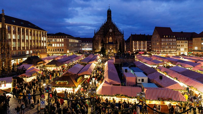 Der Nürnberger Christkindlesmarkt (hier 2024) zählt zu den bekanntesten Weihnachtsmärkten. | Bild: dpa-Bildfunk / Daniel Karmann Der Nürnberger Christkindlesmarkt (hier 2024) zählt zu den bekanntesten Weihnachtsmärkten.