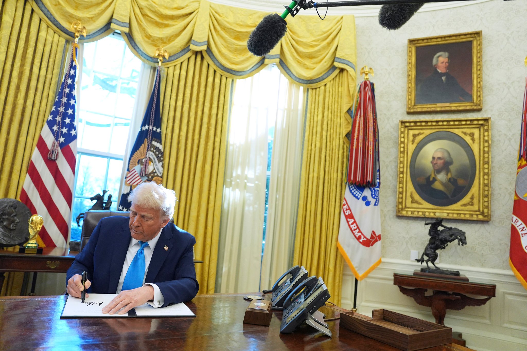 dpatopbilder - 04.02.2025, USA, Washington: US-Präsident Donald Trump unterschreibt ein Dokument im Oval Office des Weißen Hauses. Es ist die Durchführungsverordnung zum Austritt aus dem Menschenrechtsrat der Vereinten Nationen. Foto: Evan Vucci/AP/dpa +++ dpa-Bildfunk +++