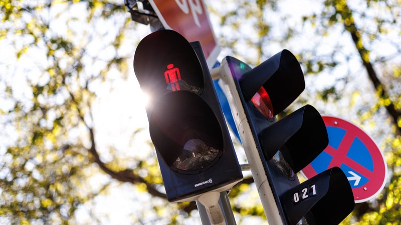 Eine Fußgängerampel leuchtet rot. (Symbolbild) | Bild: pa/dpa/Matthias Balk Eine Fußgängerampel leuchtet rot. (Symbolbild)
