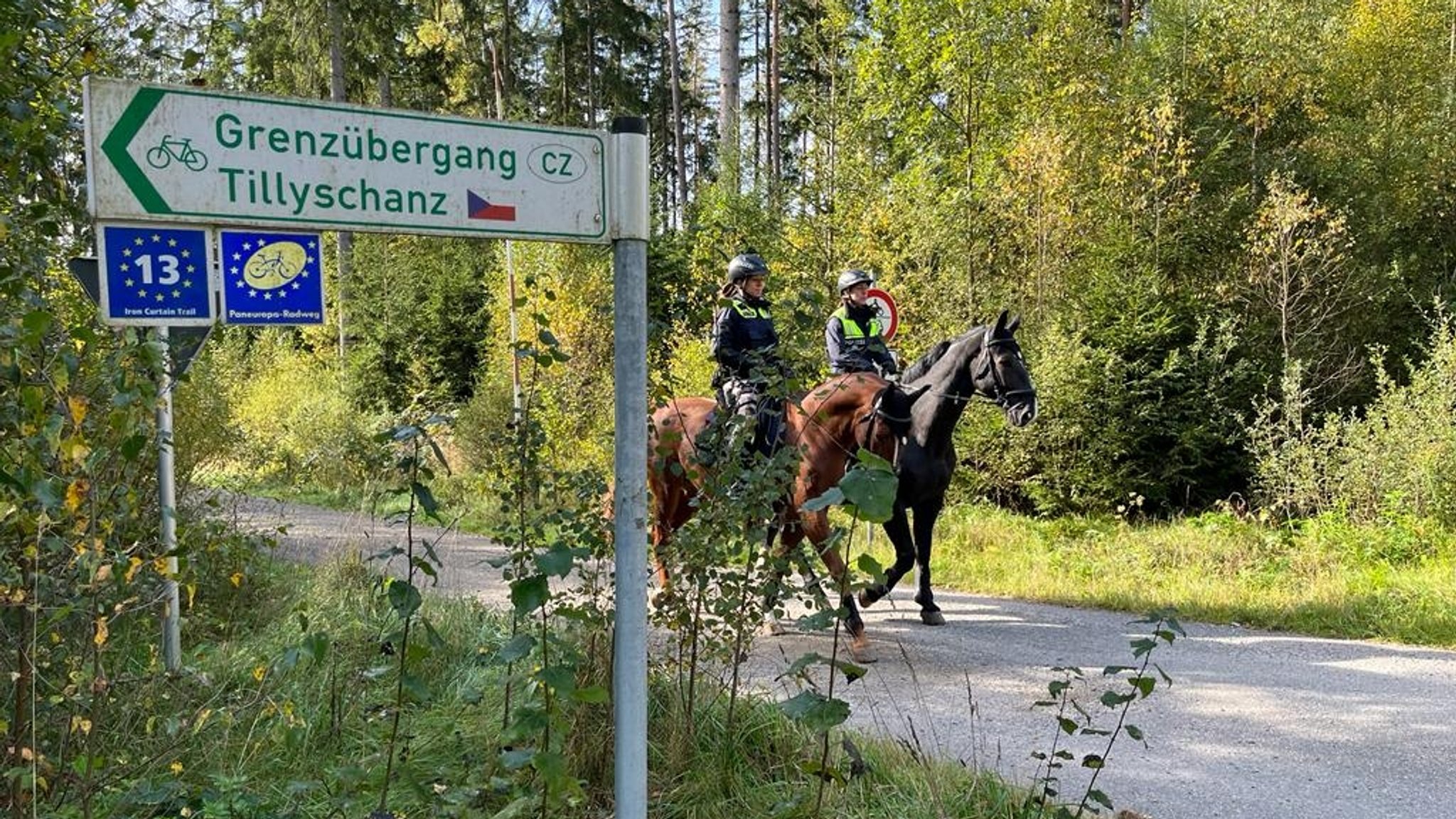 Zwei Polizistinnen der Reiterstaffel auf Kontrollritt im tschechischen Grenzgebiet.