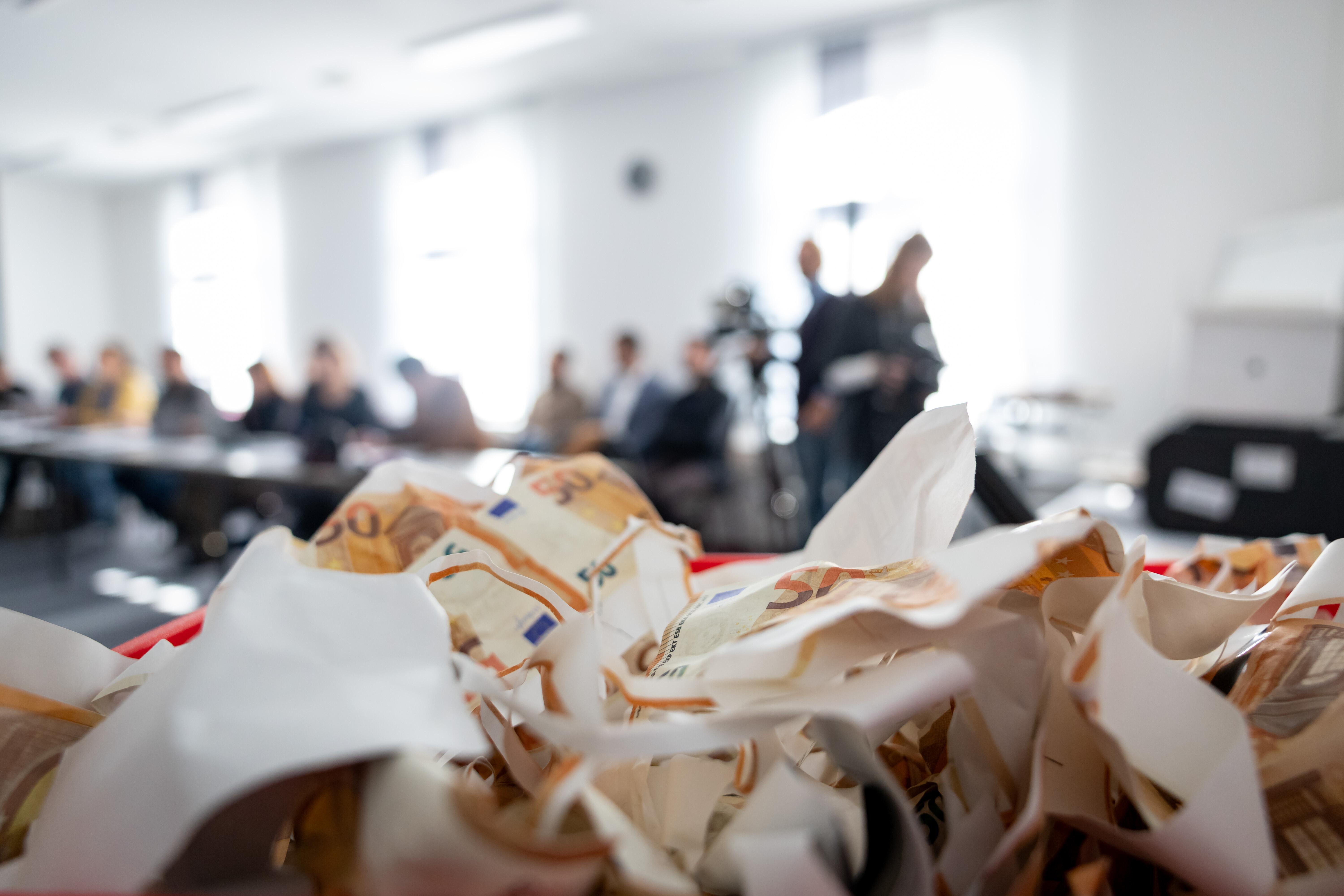 Gefälschte 50-Euro-Scheine liegen in einer Kiste während der Pressekonferenz von Polizei und Staatsanwaltschaft