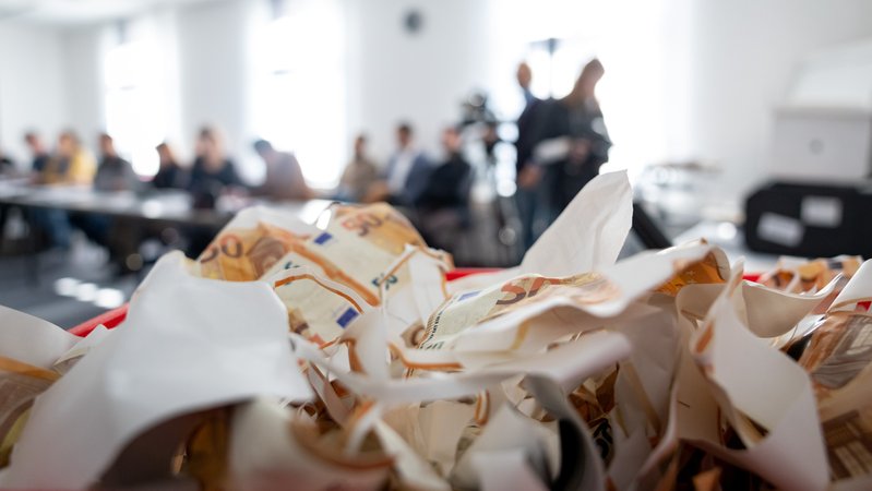 Gefälschte 50-Euro-Scheine liegen in einer Kiste während der Pressekonferenz von Polizei und Staatsanwaltschaft | Bild: picture alliance/dpa | Daniel Karmann Gefälschte 50-Euro-Scheine liegen in einer Kiste während der Pressekonferenz von Polizei und Staatsanwaltschaft