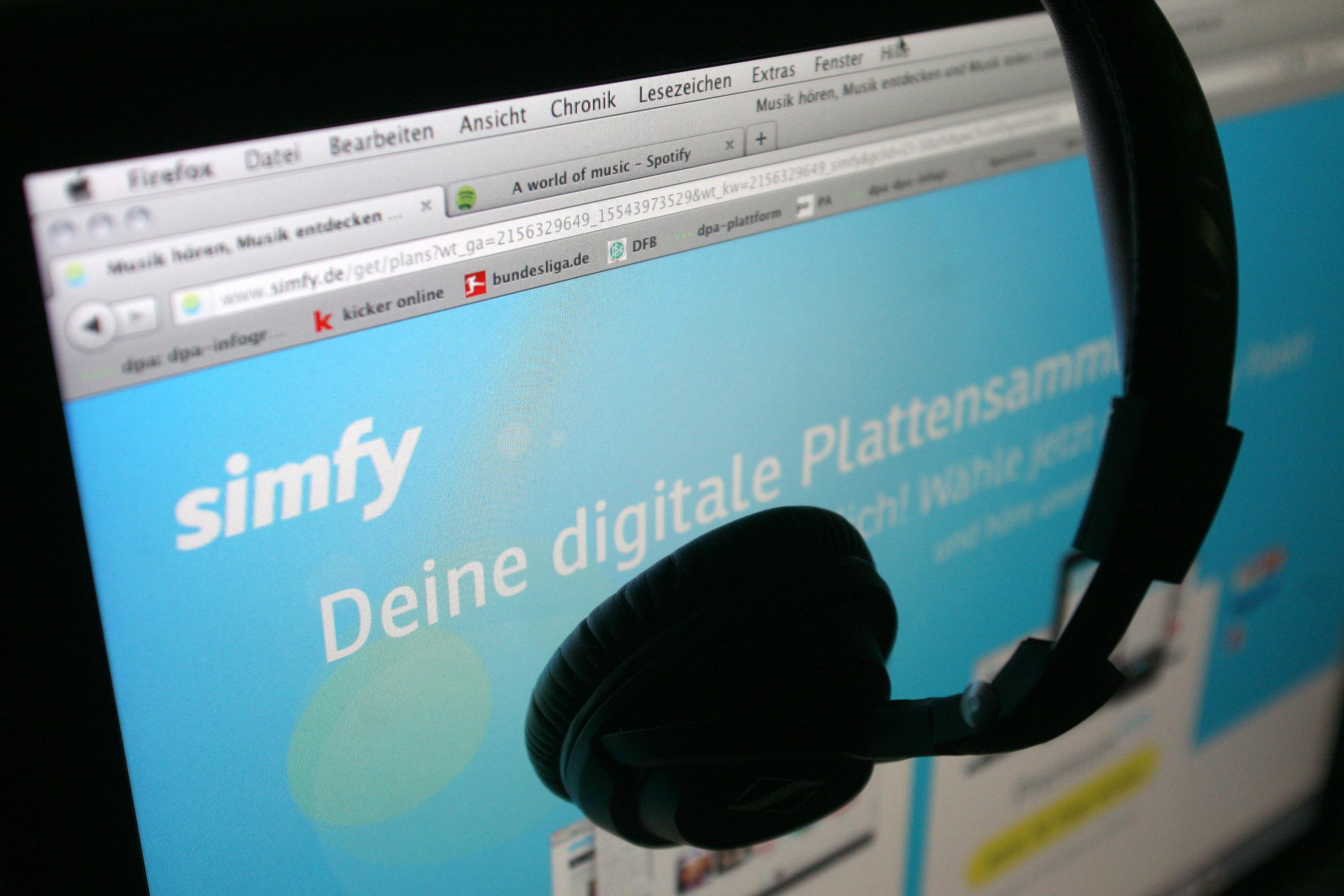 Computer-Bildschirm mit Kopfhörer