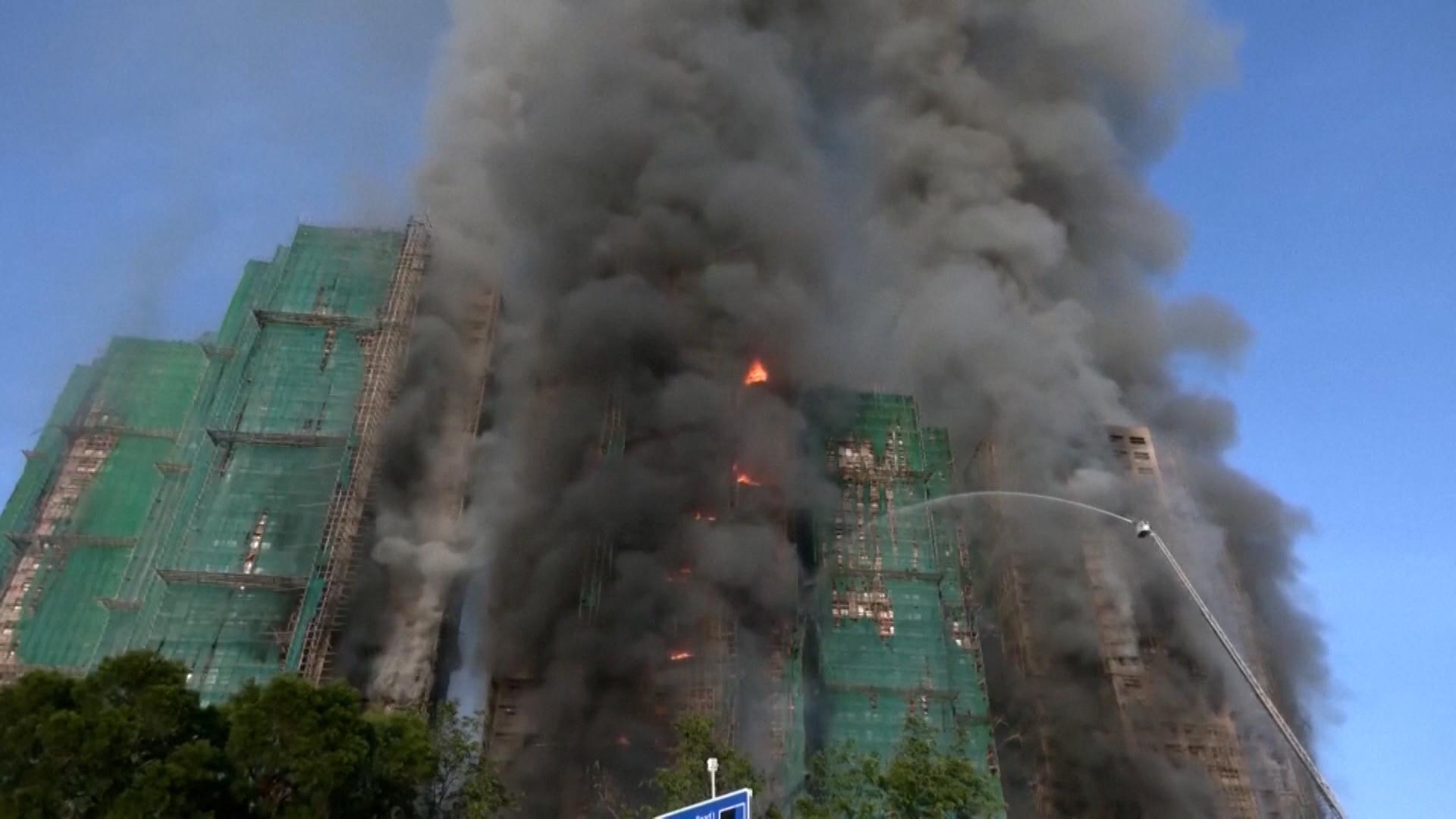 Dichter Rauch quillt aus dem in Flammen stehenden Wohnkomplex im Norden Hongkongs.