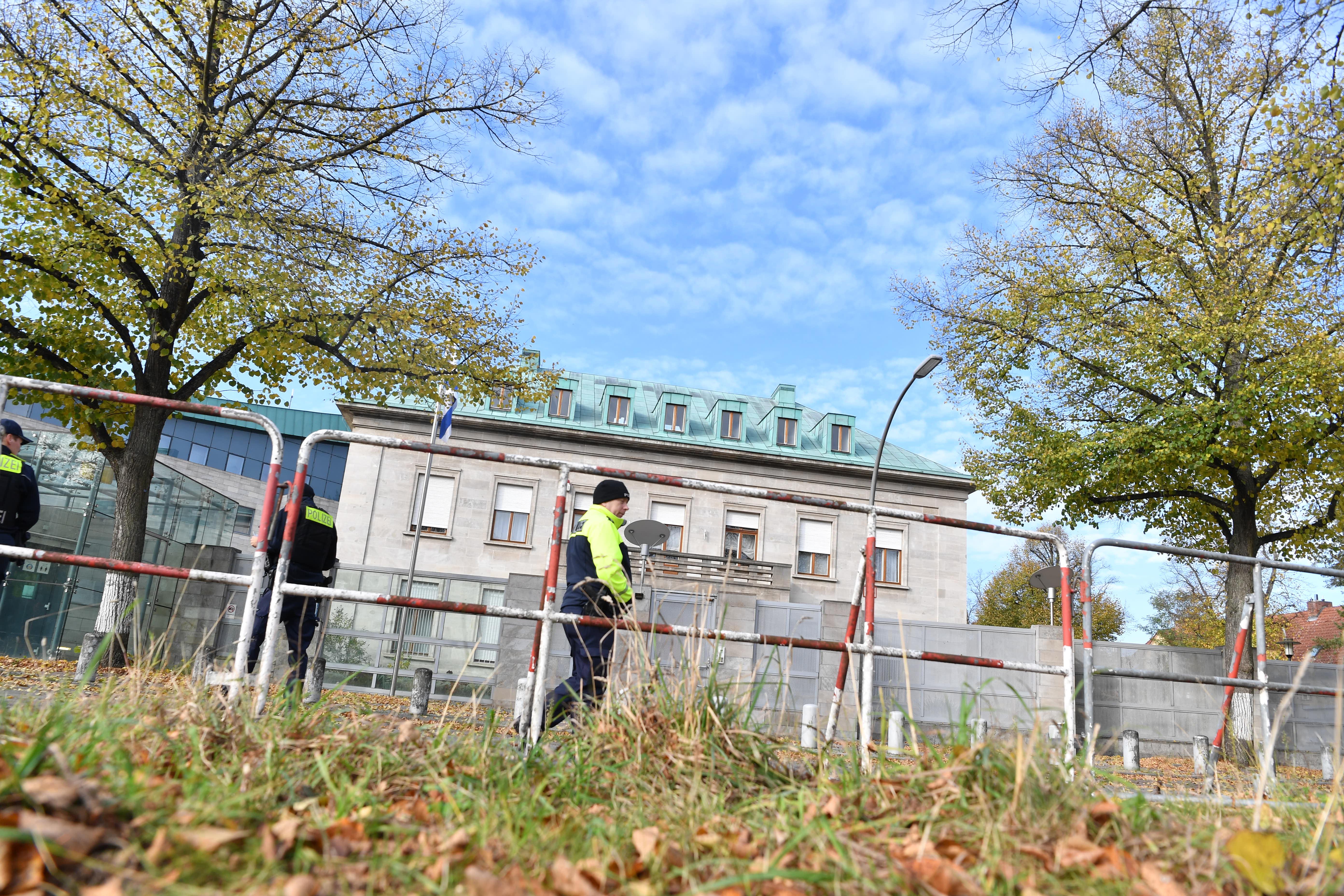 Polizisten vor der israelischen Botschaft in Berlin
