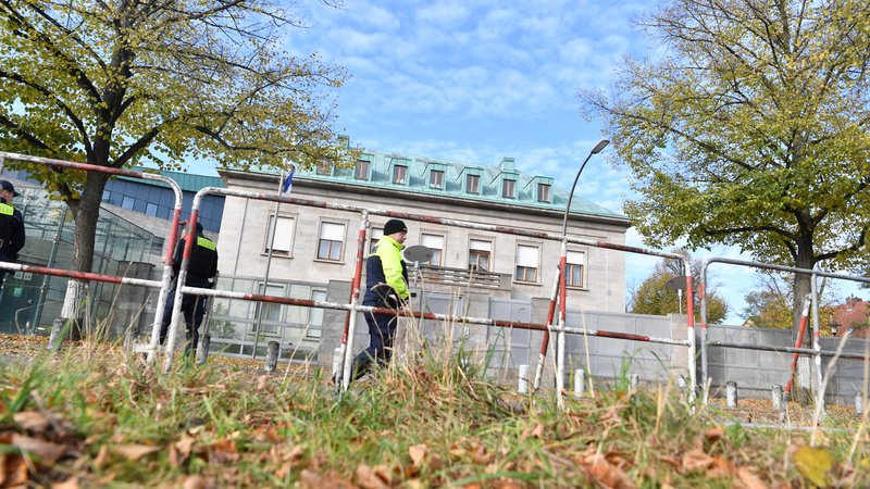 Polizisten vor der israelischen Botschaft in Berlin | Bild: pa/dpa/Paul Zinken Polizisten vor der israelischen Botschaft in Berlin