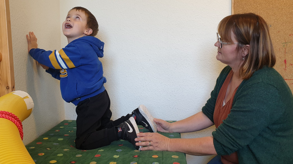Die Frühförderstelle der Lebenshilfe Miltenberg: Der vierjährige Jonah übt mit seiner Heilpädagogin Andrea Tabery.