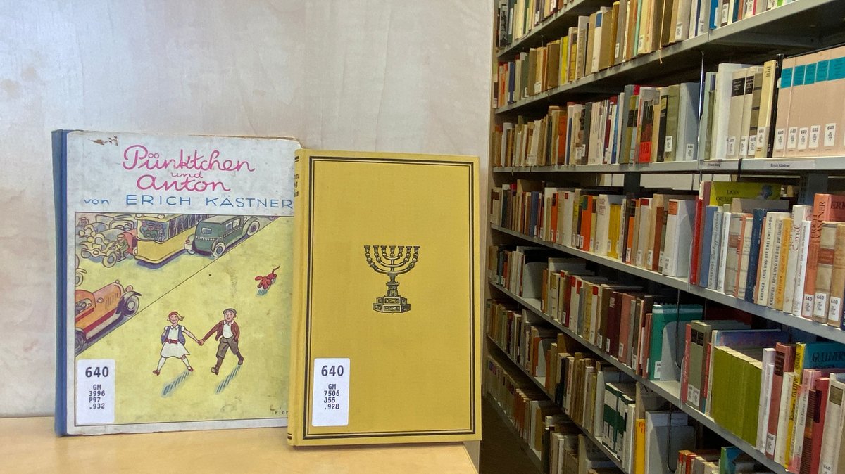 Ein jüdisches Buch und "Pünktchen und Anton", ein Werk von Erich Kästner, stehen in der Bibliothek.